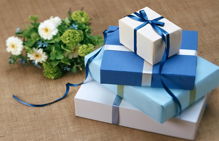 Dazzling Gift Ideas that Your Husband would Appreciate on Wedding Anniversary