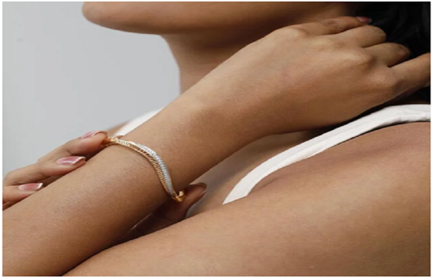 Cosmic Curve Gold Bangle