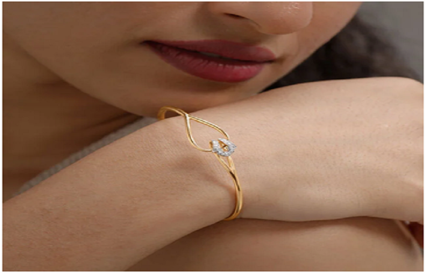 Glimmering Precision Gold Bangle